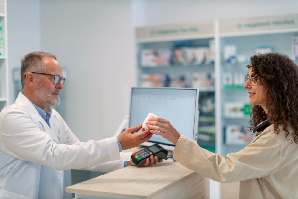 Farmacéutico realizando ventas en canal farmacia a una clienta