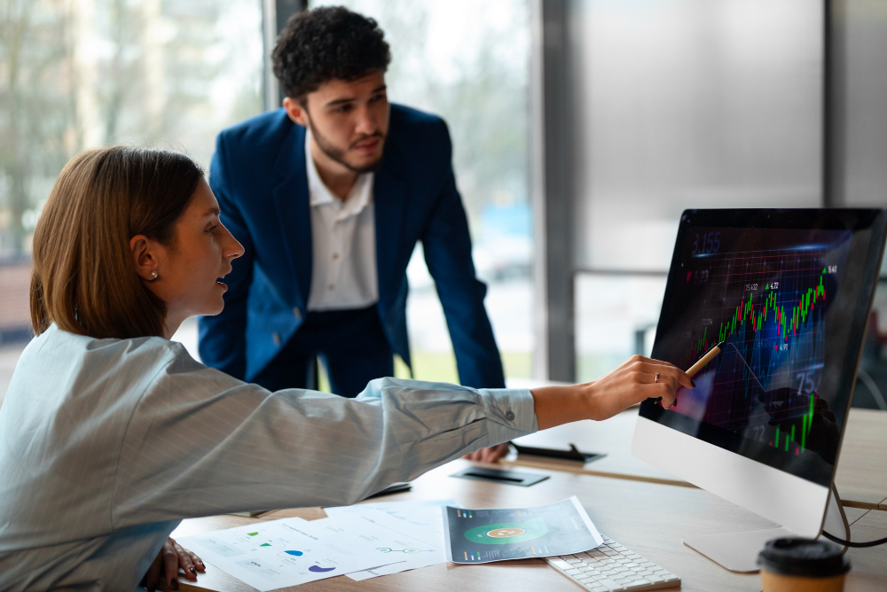 Trabajadores diseñando estrategias de trade marketing