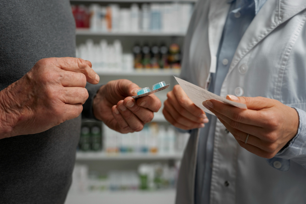 Mujer farmacéutica atendiendo un cliente, aplicando los conocimientos de su formación híbrida.